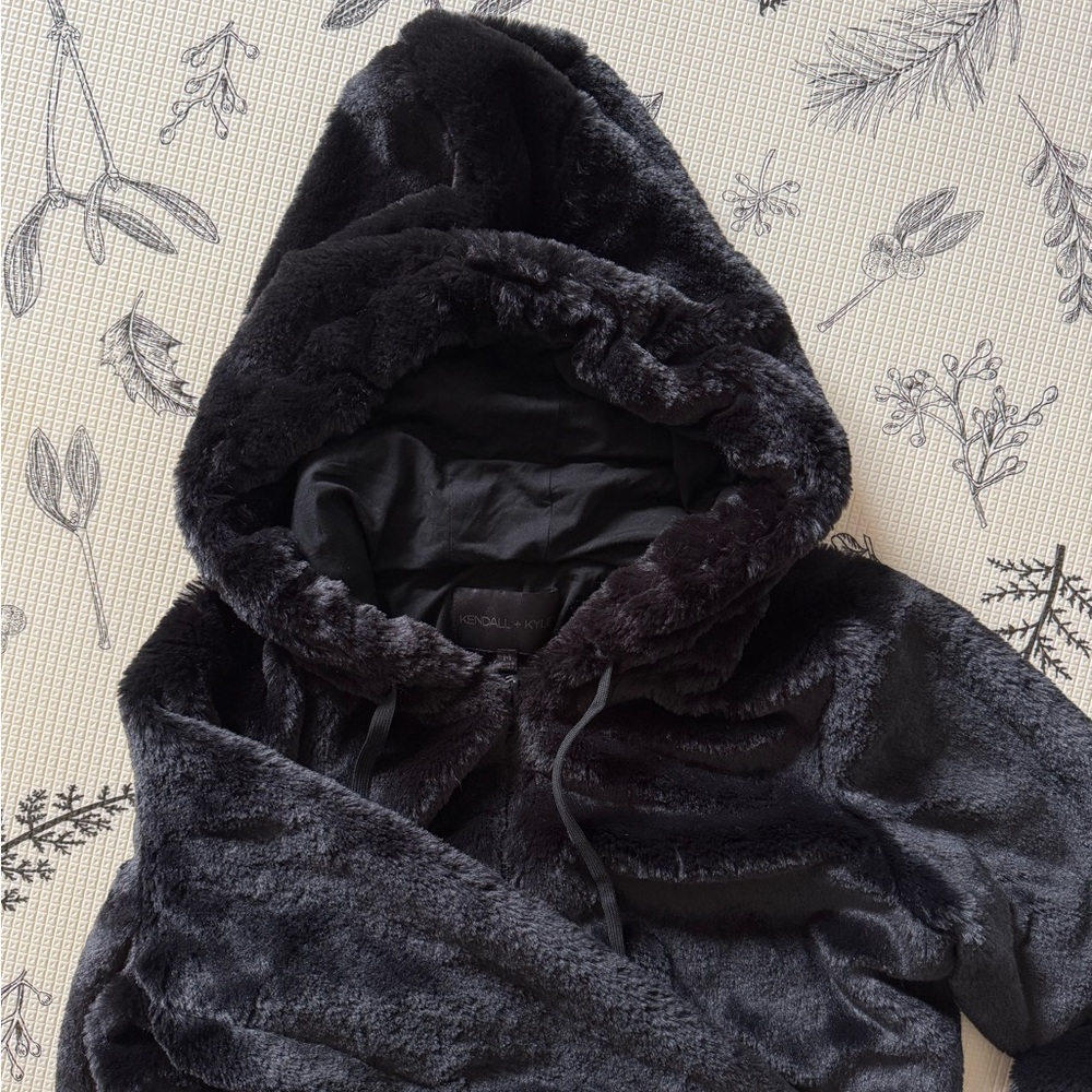Oversized fur hoodie | Kendall & Kylie - Picture 3 of 3